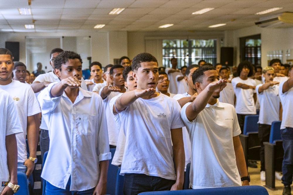 Juramento à Bandeira reúne jovens e emociona famílias na Câmara Municipal