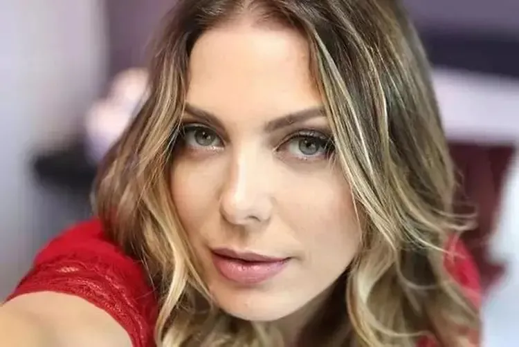 Sheila Mello Troca os Palcos pela Sala de Aula