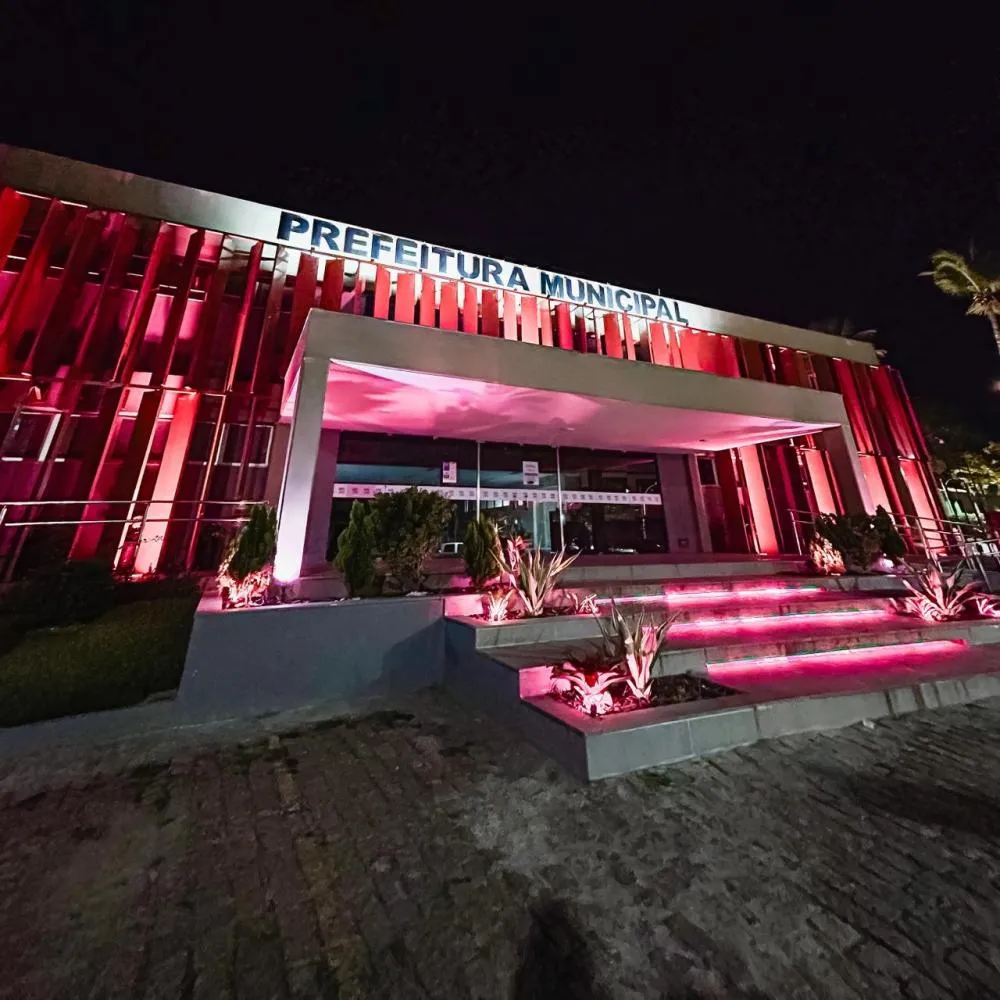 Prefeitura recebe iluminação especial em alusão ao Outubro Rosa