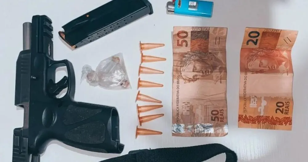 Ação rápida da PM resulta em apreensão de arma, drogas e detenção de adolescente em Mata de São João