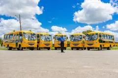 Cinco novos ônibus escolares reforçam a frota de educação em Mata 