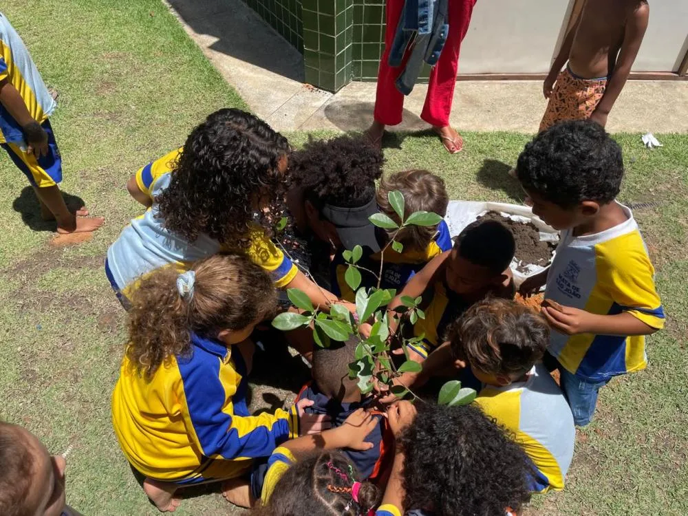 SEDUR promove ação de plantio com alunos do Litoral de Mata