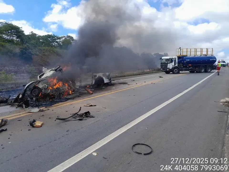 Colisão frontal na BR-101 deixa ao menos 10 mortos no extremo sul da Bahia
