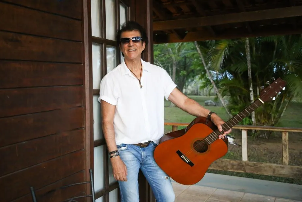 Benjaminn lança “Baby Amor” e aposta em delicadeza, poesia e sofisticação sonora para o verão