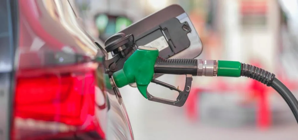 Petrobras anuncia nova queda no preço da gasolina para distribuidoras