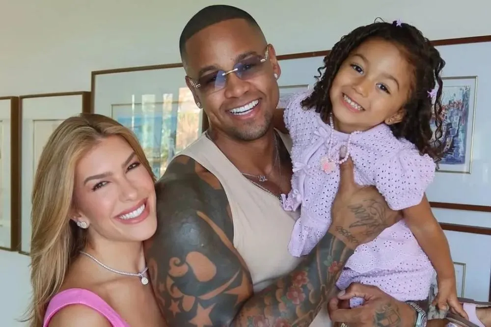 Léo Santana e Lore Improta mantêm mistério sobre nome do segundo filho