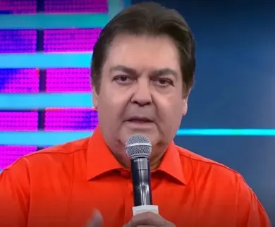 Faustão reaparece em foto com a família