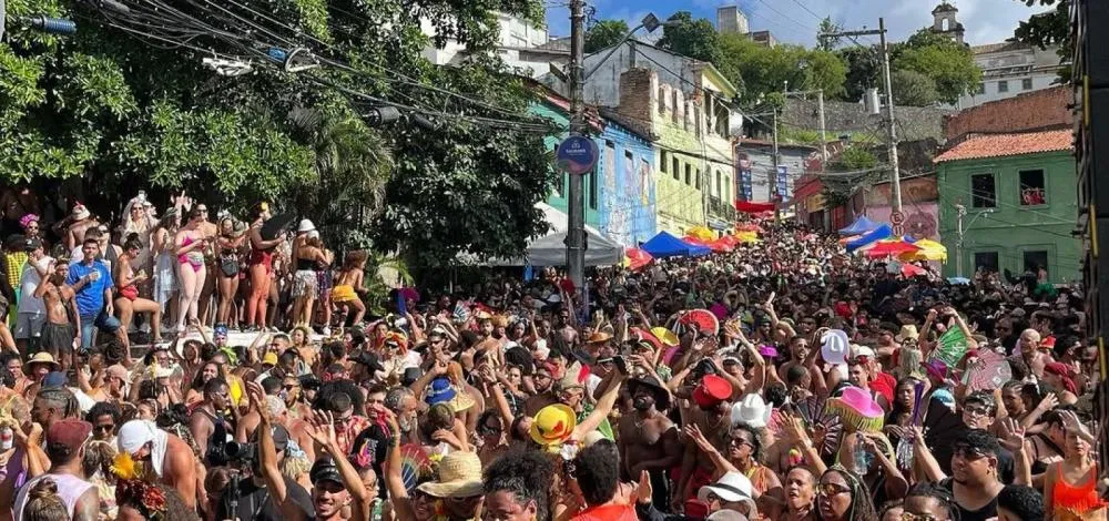 Banho de Mar à Fantasia celebra tradição e música