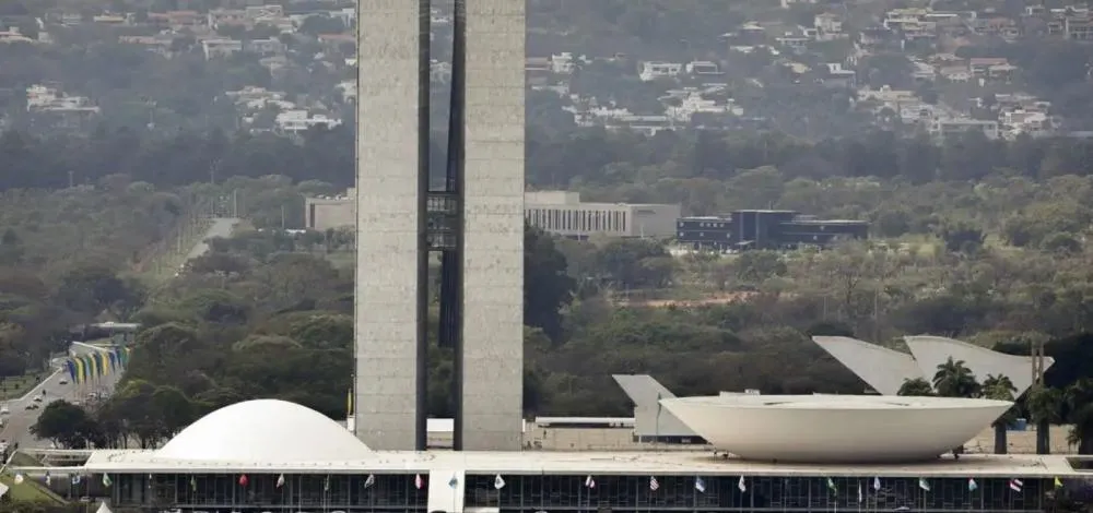 Lula sanciona reajuste para servidores do Legislativo e veta benefícios acima do teto constitucional