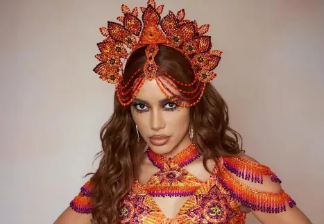 Anitta se irrita com uso de celulares em camarote