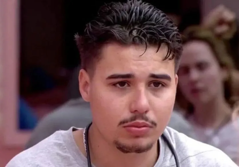 Ex-BBB Pedro Espíndola volta a ser internado em Curitiba
