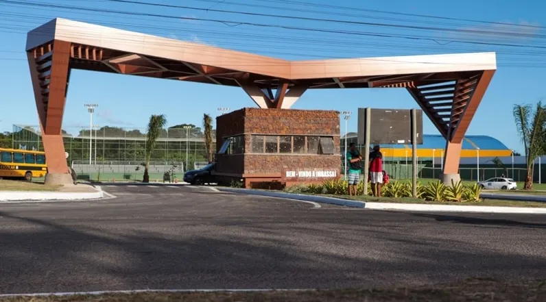 Moradores de Imbassaí recebem requalificação de praça e novo pórtico
