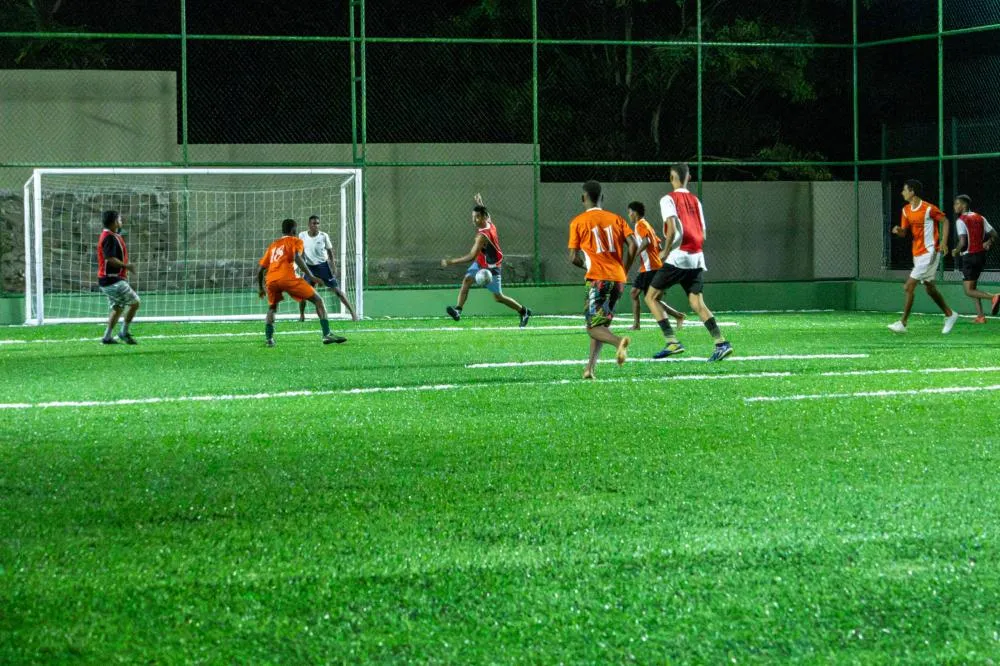 Prefeitura entrega campo de grama sintética e pavimentação no Curralinho