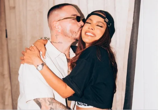 Anitta cai em pegadinha de J Balvin e reação divertida conquista fãs nas redes sociais