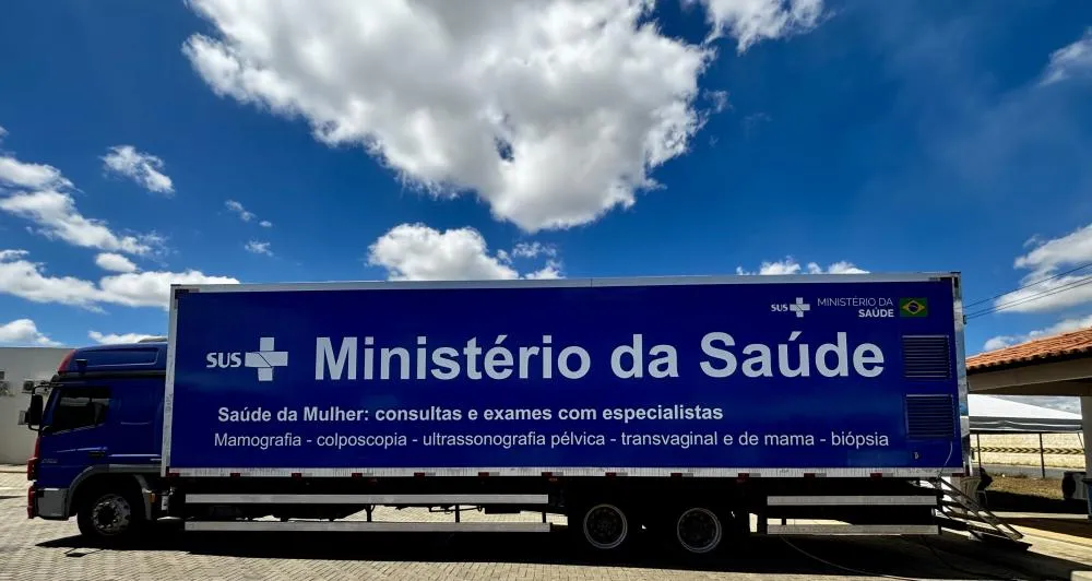 Representante do Ministério da Saúde visita carreta de saúde da mulher em Cruz das Almas (BA)