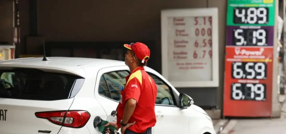 Alta do petróleo leva governo a ampliar pacote de alívio para combustíveis
