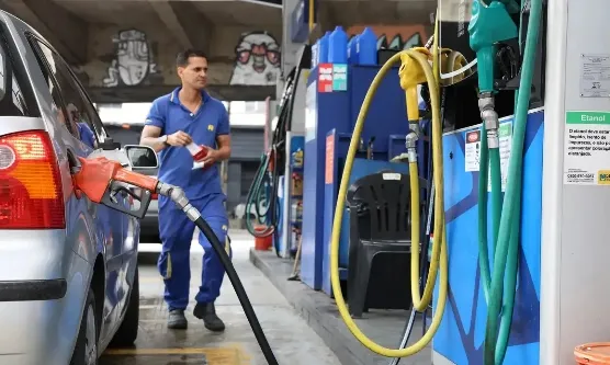 Motoristas podem ganhar direito a receber parte dos impostos sobre combustíveis via Pix