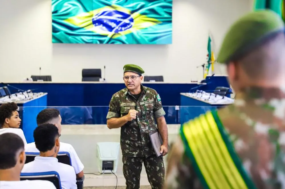 Cidadãos dispensados do serviço militar devem prestar Juramento à Bandeira no município
