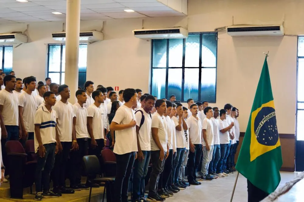 Mais de 250 jovens participam de cerimônia de Juramento à Bandeira em Mata 
