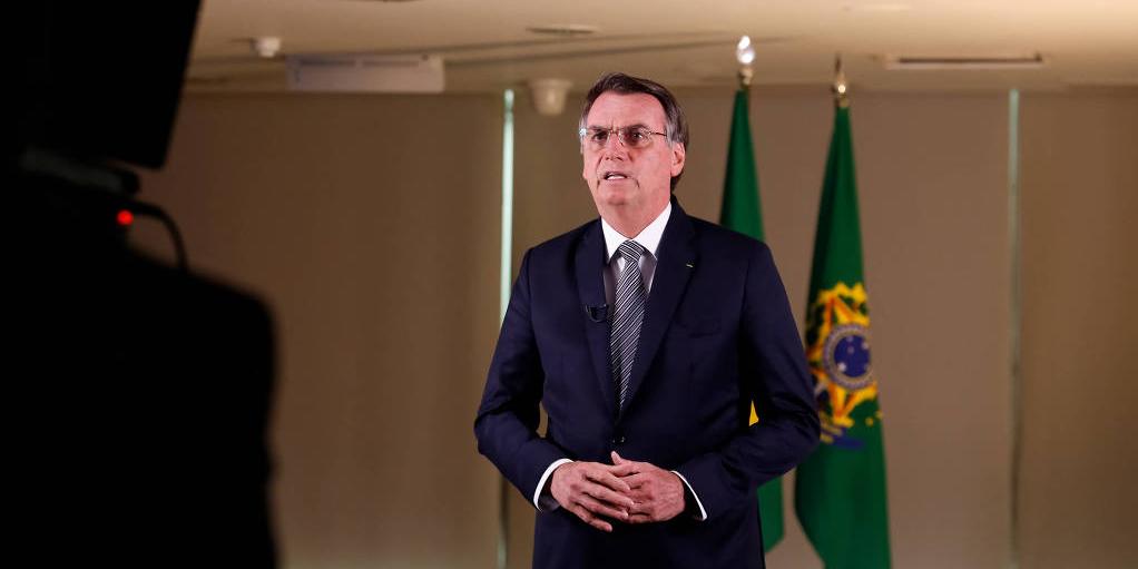 “A floresta não está pegando fogo como o pessoal está dizendo”, afirma Bolsonaro
