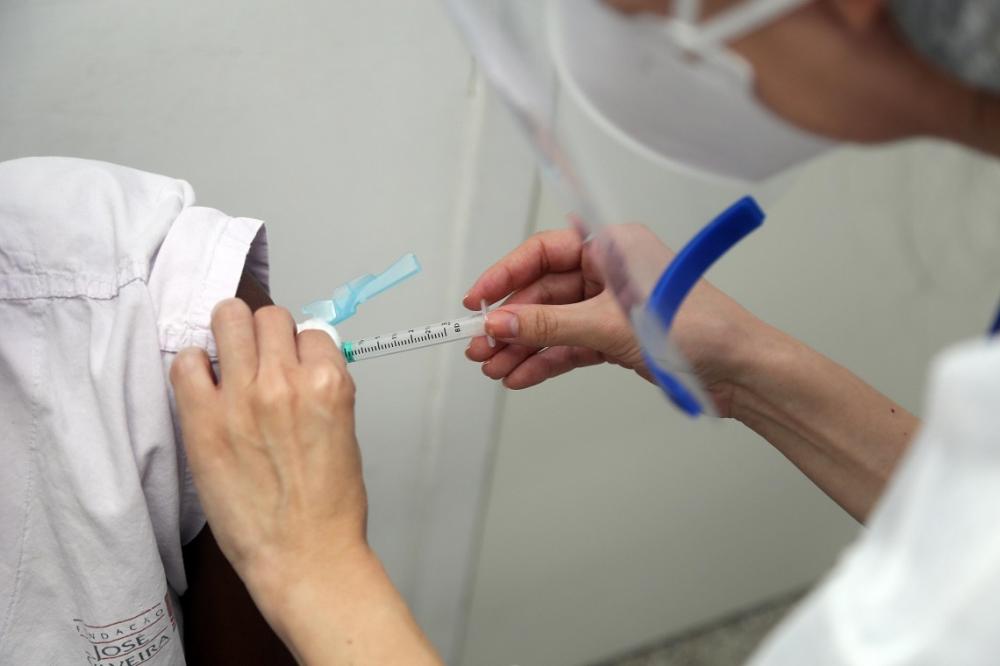 Média móvel de mortes por Covid-19 no Brasil segue em queda pelo sétimo dia