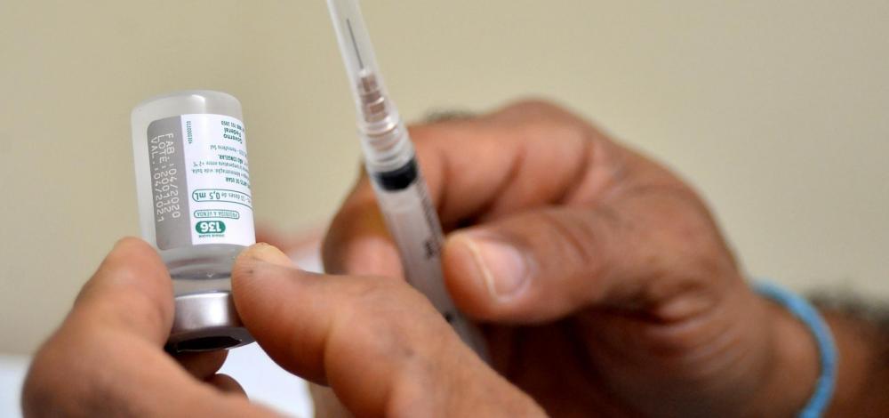 Profissional de saúde é investigado por tomar 5 doses de vacina contra a Covid