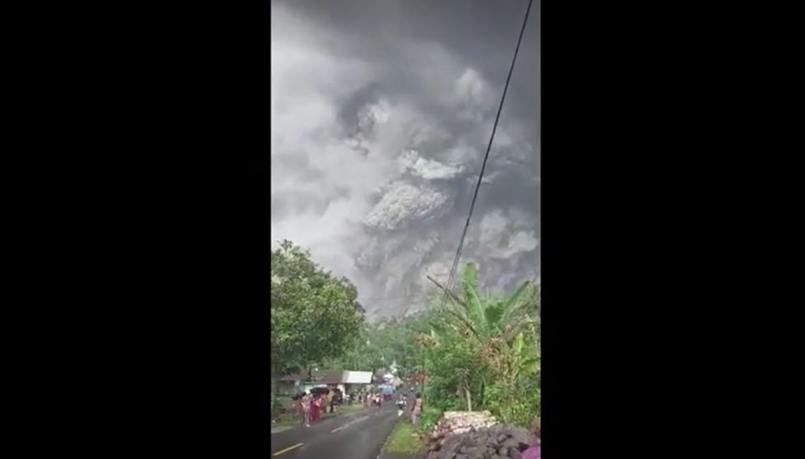 Vulcão na Indonésia entra em erupção, causa evacuações e mata uma pessoa