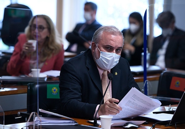 Programa para conter aumento de preço dos combustíveis é aprovado em comissão no Senado