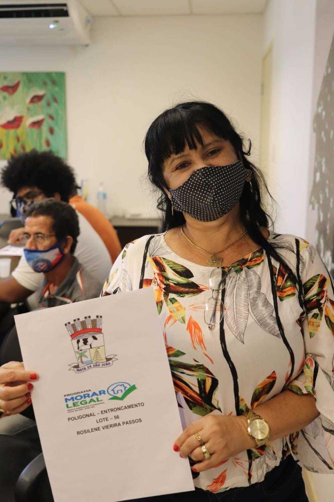 Prefeitura entrega títulos de propriedade a moradores da Sede de Mata de São João