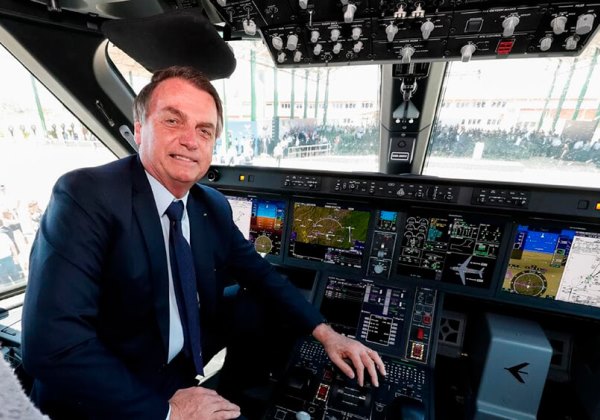 Bolsonaro libera voos em classe executiva para autoridades em viagem internacional