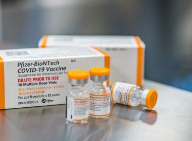 Chega ao Brasil primeiro lote de vacinas da Pfizer para crianças