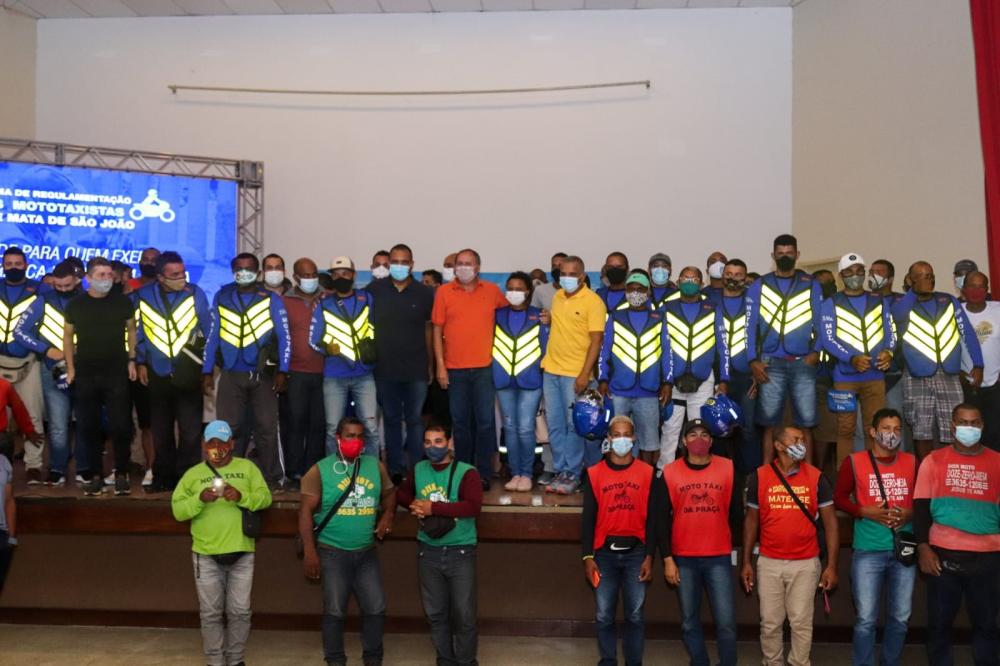 Mototaxistas exaltam dignidade ao receberem kit de segurança individual