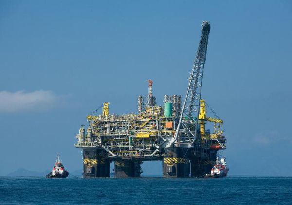 Governo quer criar fundo com royalties extras para conter impacto da alta do petróleo na gasolina