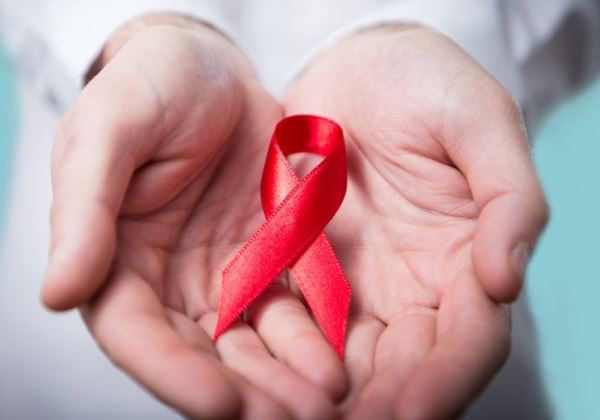 Estudo aponta que medicamento contra câncer pode atuar contra o HIV