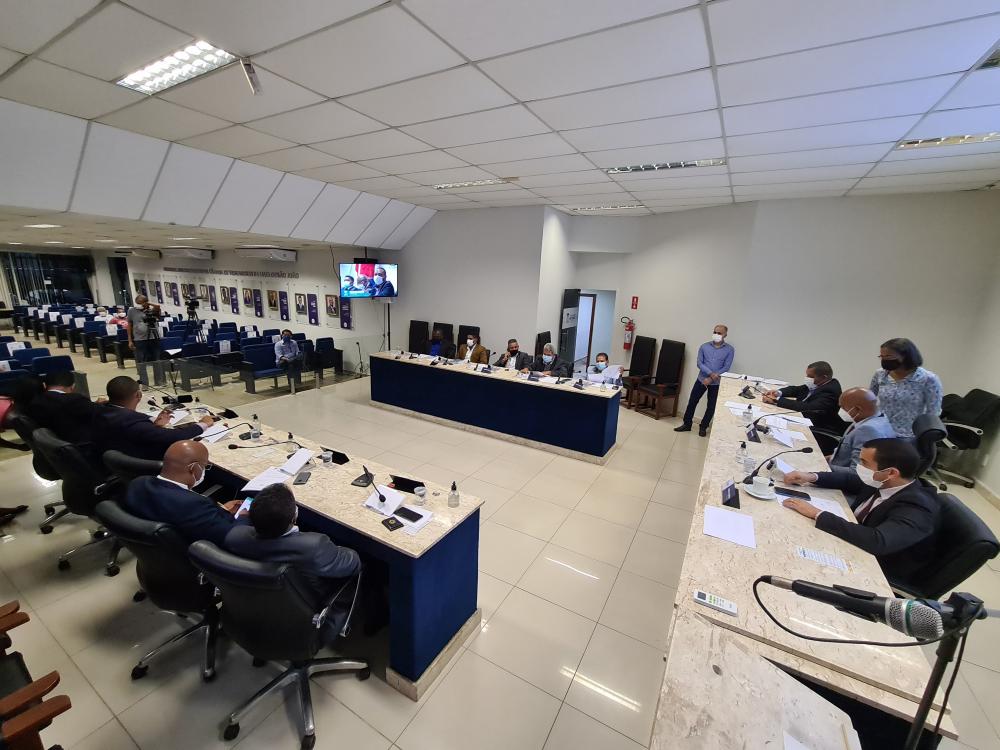 Câmara aprova piso salarial para professores municipais