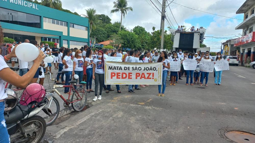 Moradores fazem caminhada pela paz nas ruas do município