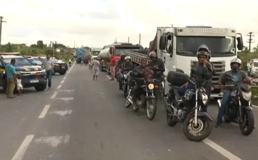 Protesto por construção de retorno bloqueia trecho da BR-324