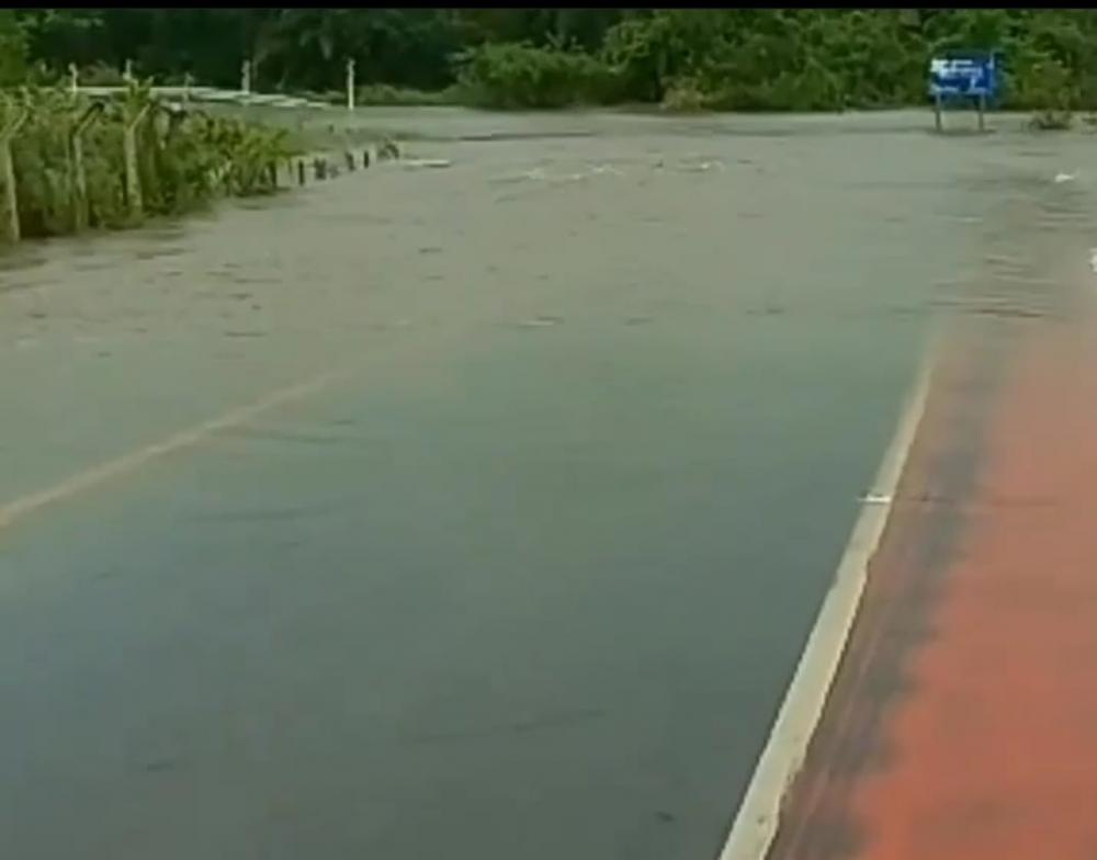 Rio transborda e cobre ponte na Ba 505