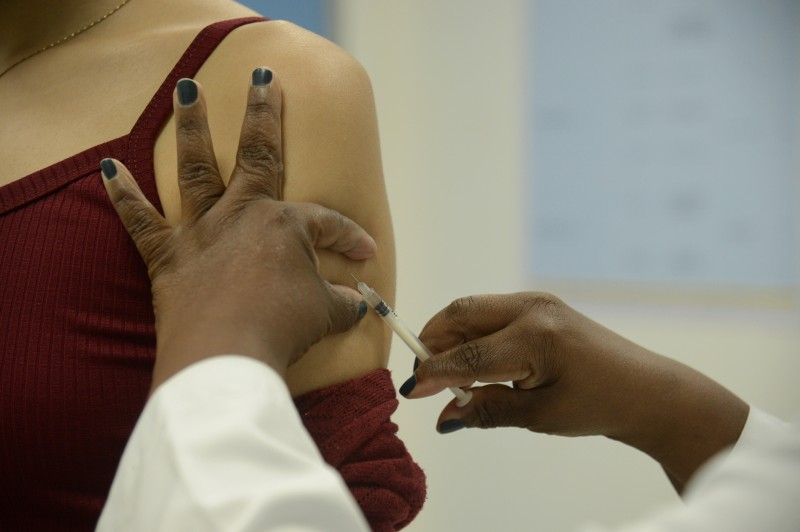 Covid-19: Brasil tem 21,6 mil novos casos e 137 óbitos