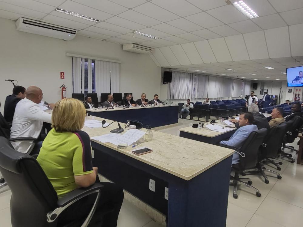 Vereadores aprovam atualização do salário dos enfermeiros e adequação do cargo de professor