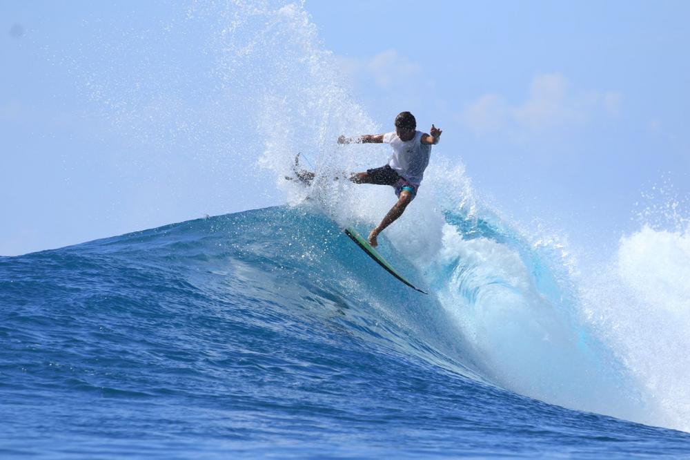 Gabriel Leal se prepara para surfar as ondas de Macaronis, pérola das ilhas Mentawai