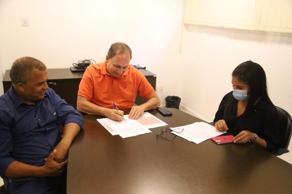 Prefeito assina ordens de serviços para ampliação de escolas e pavimentação asfáltica