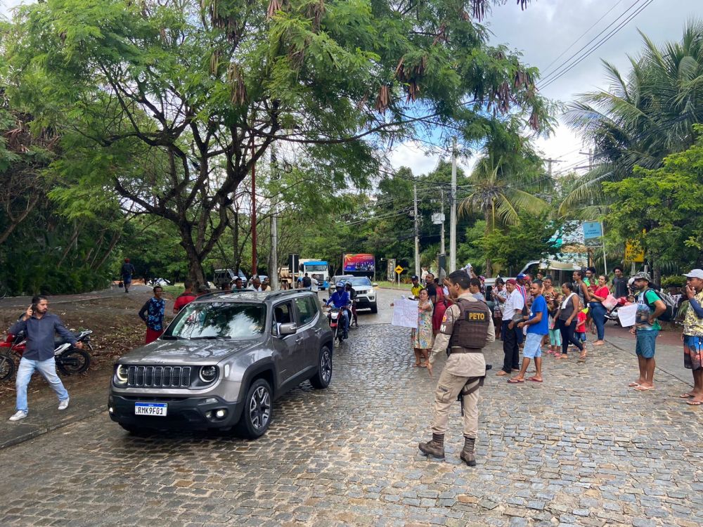 Moradores da comunidade de Olhos D'água fazem protesto