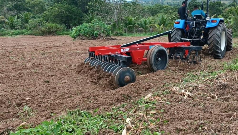 Prefeitura realiza serviços de mecanização agrícola para agricultores familiares