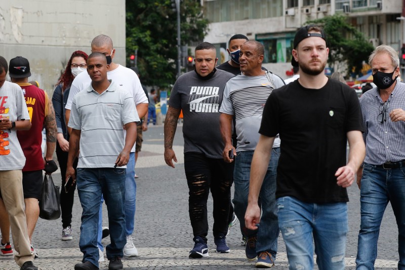 Cresce o número de brasileiros que não mais usam máscaras de proteção