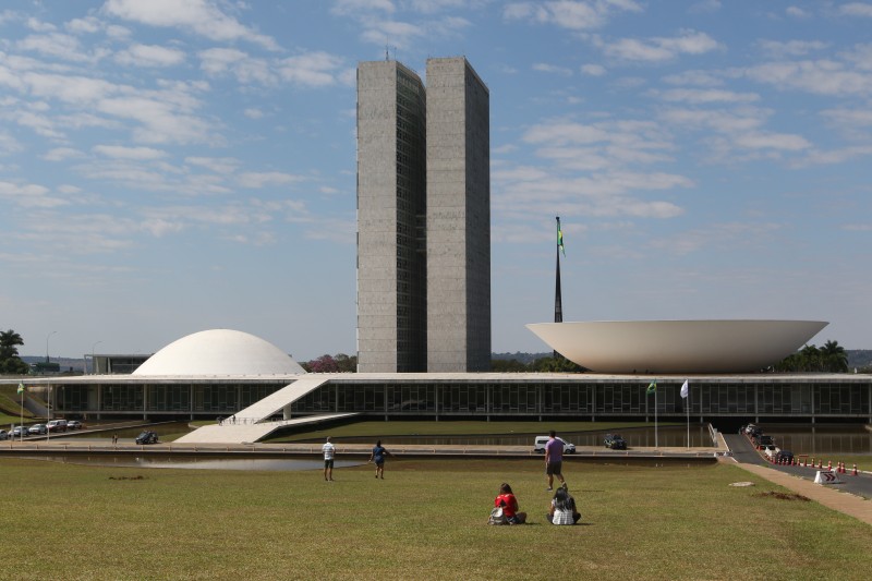 Mais de 2,2 milhões de eleitores vão às urnas no DF