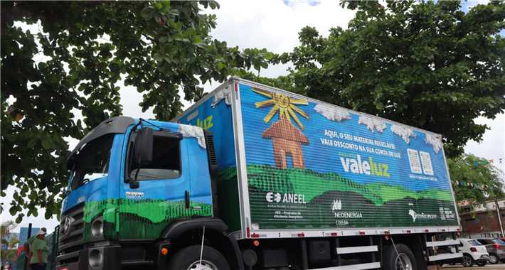Educa+Recicla recebe caminhão da PetroRecôncavo para coletar resíduos