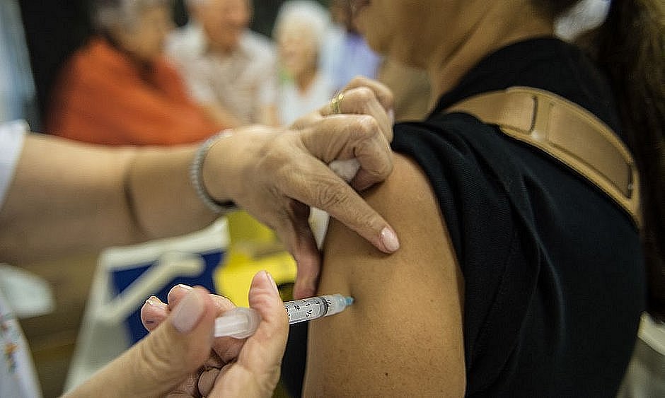 Anvisa diz que não tem data para liberar vacina que protege contra novas cepas