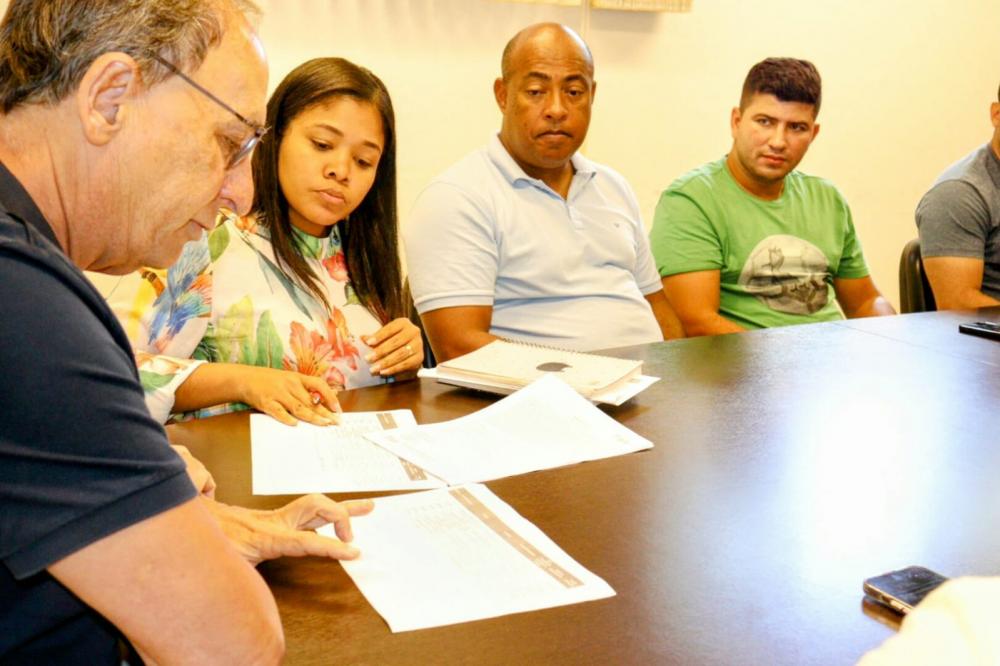 Prefeito assina pacote de obras. Praia de Santo Antônio vai ganhar barracas novas
