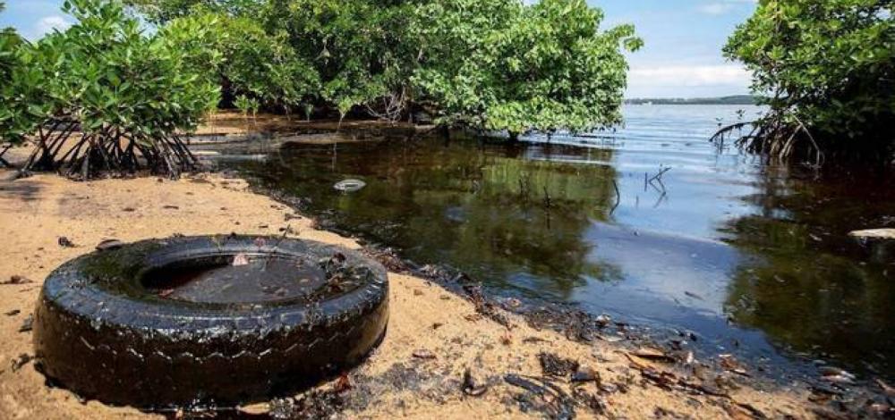 Navio petroleiro encalhado nas Ilhas Maurício se parte em dois
